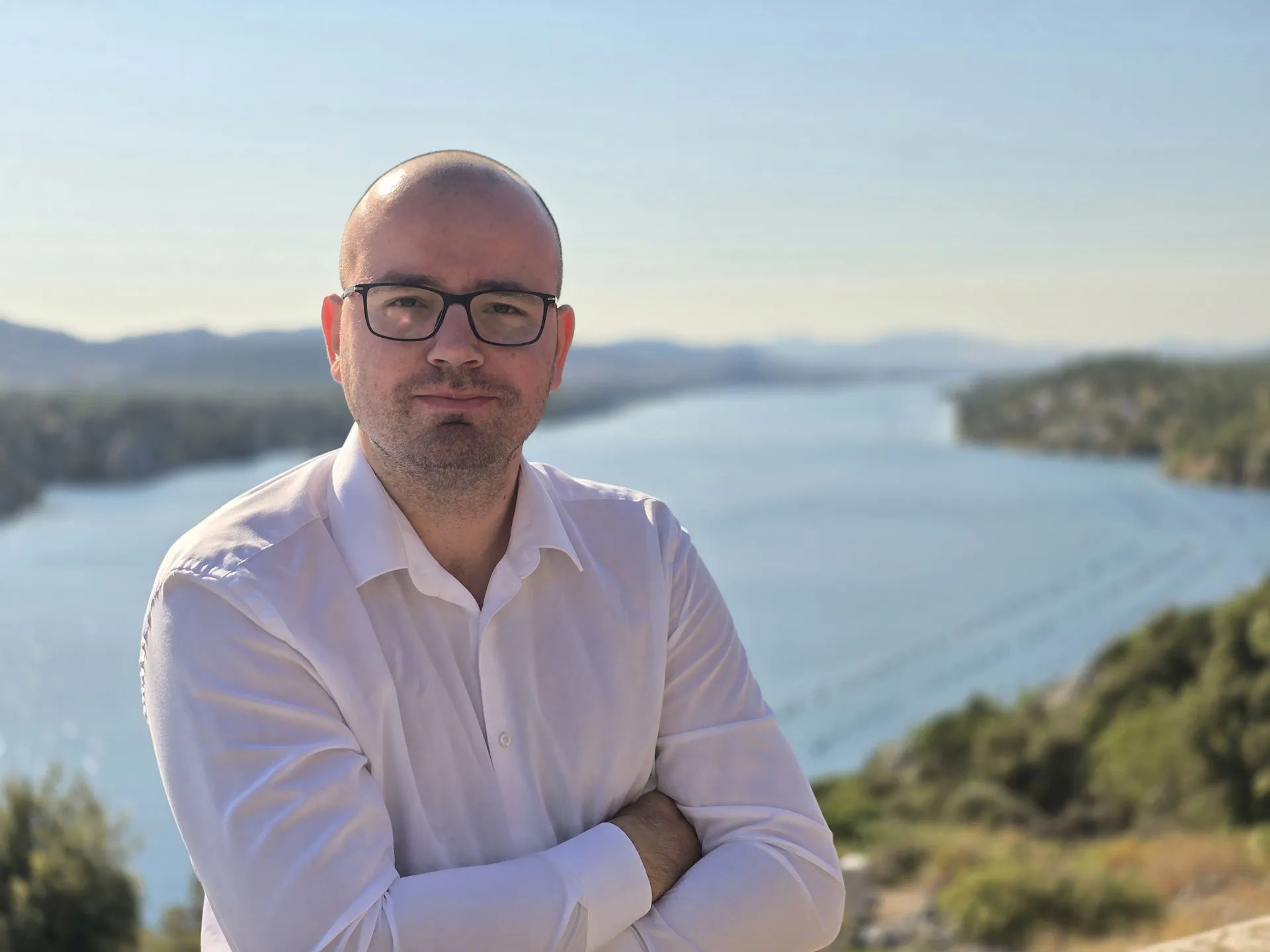 Antonio Šakić, de Šibenik-taxichauffeur achter TAXI Antonio, op een uitzichtpunt over het kanaal van Šibenik