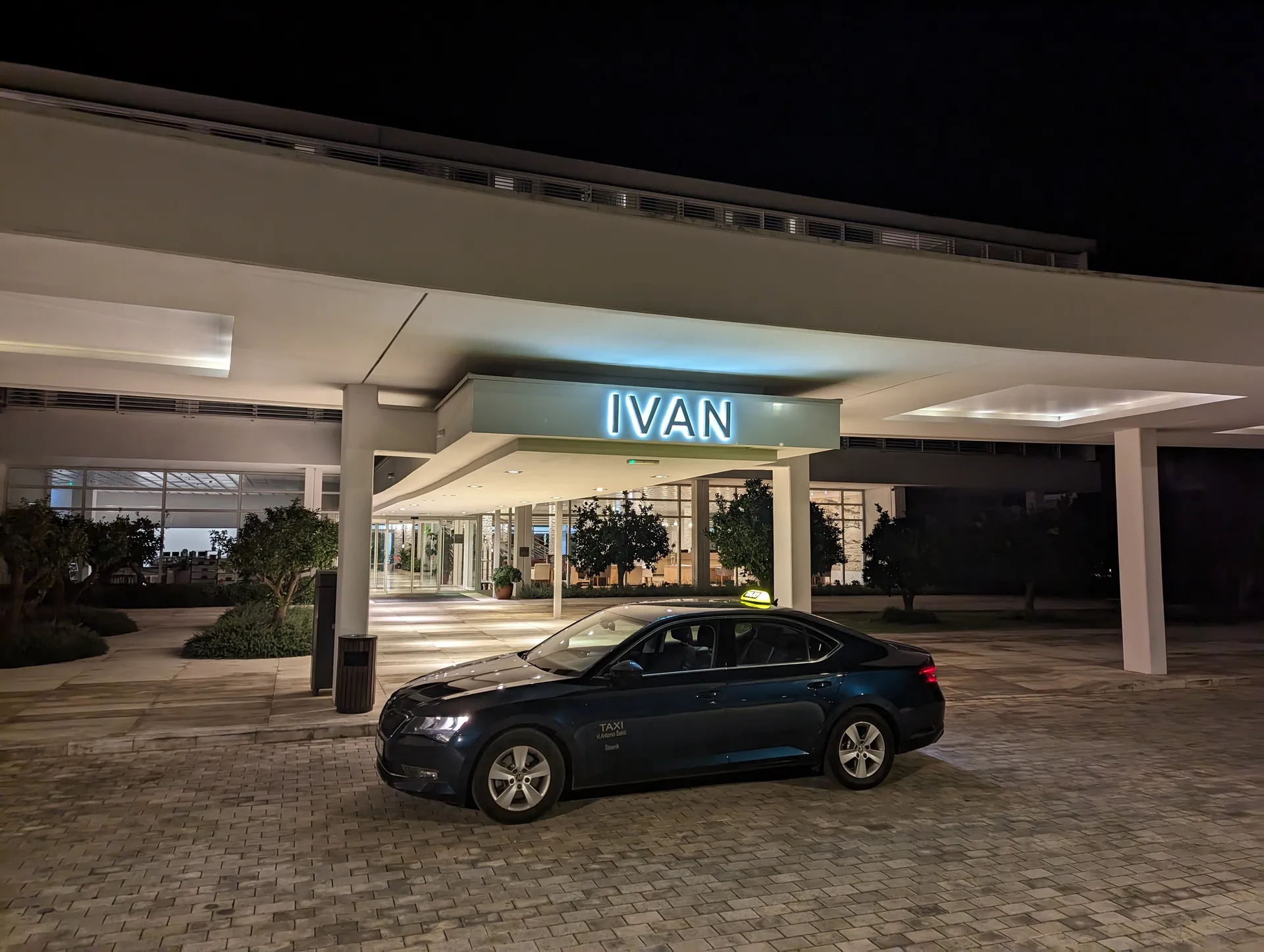 A TAXI Antonio Škoda Superbje vendégfelvételre vár a šibeniki Amadria Park üdülőhelynél éjszaka