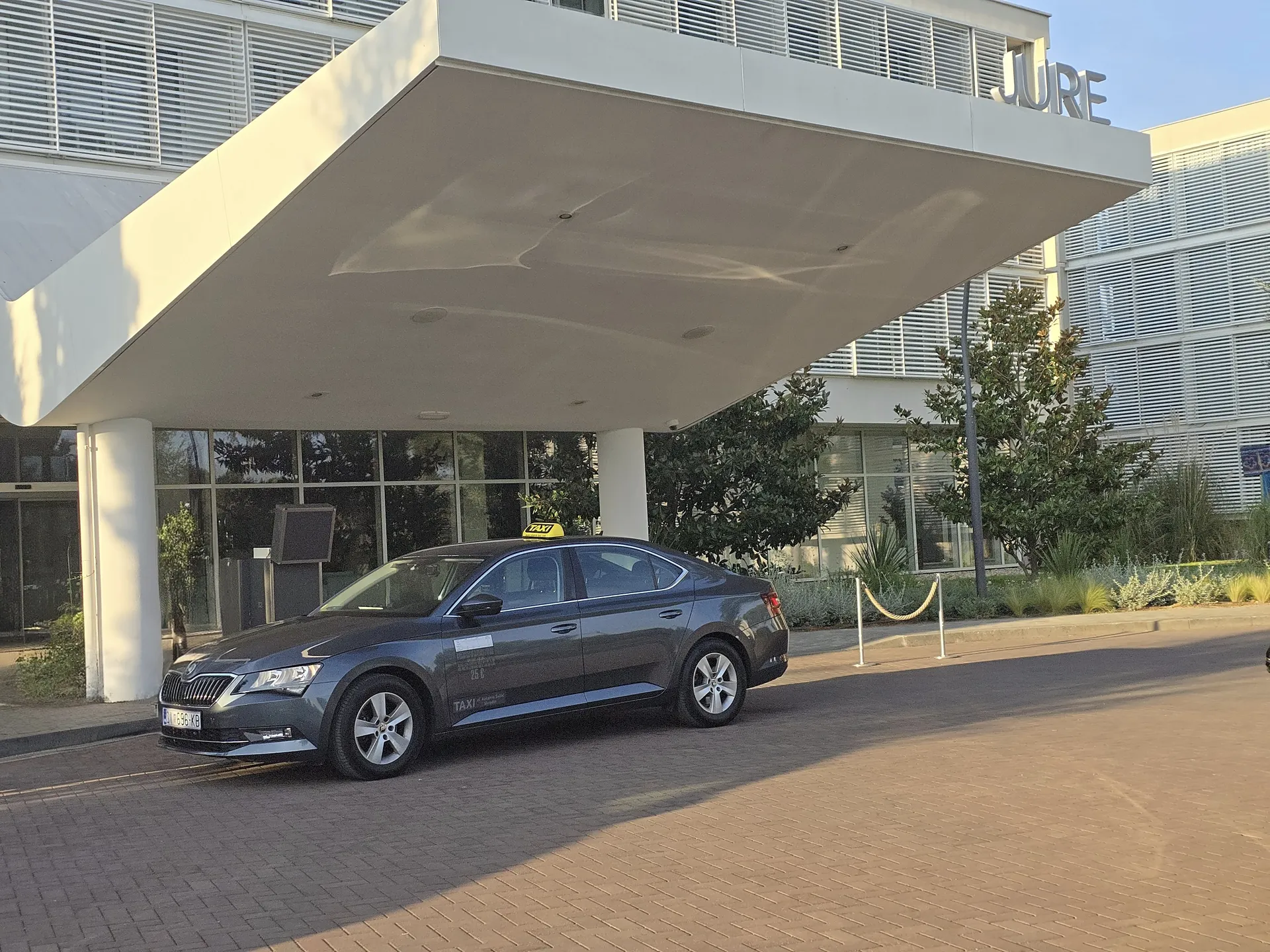 Škoda Superb TAXI Antonia v resortu Amadria Park v Šibeniku při vyzvednutí hosta