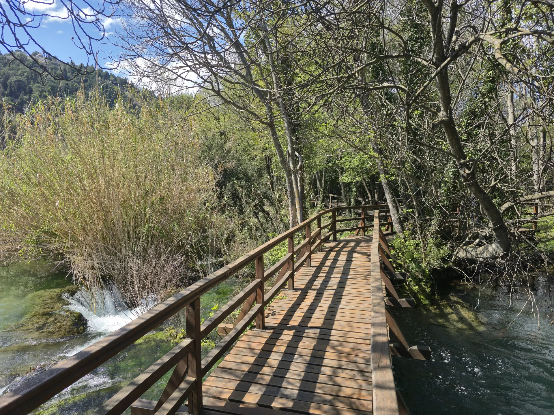 Pallós ösvény a víz fölött a Krka Nemzeti Parkban egy kiránduláson Splitből