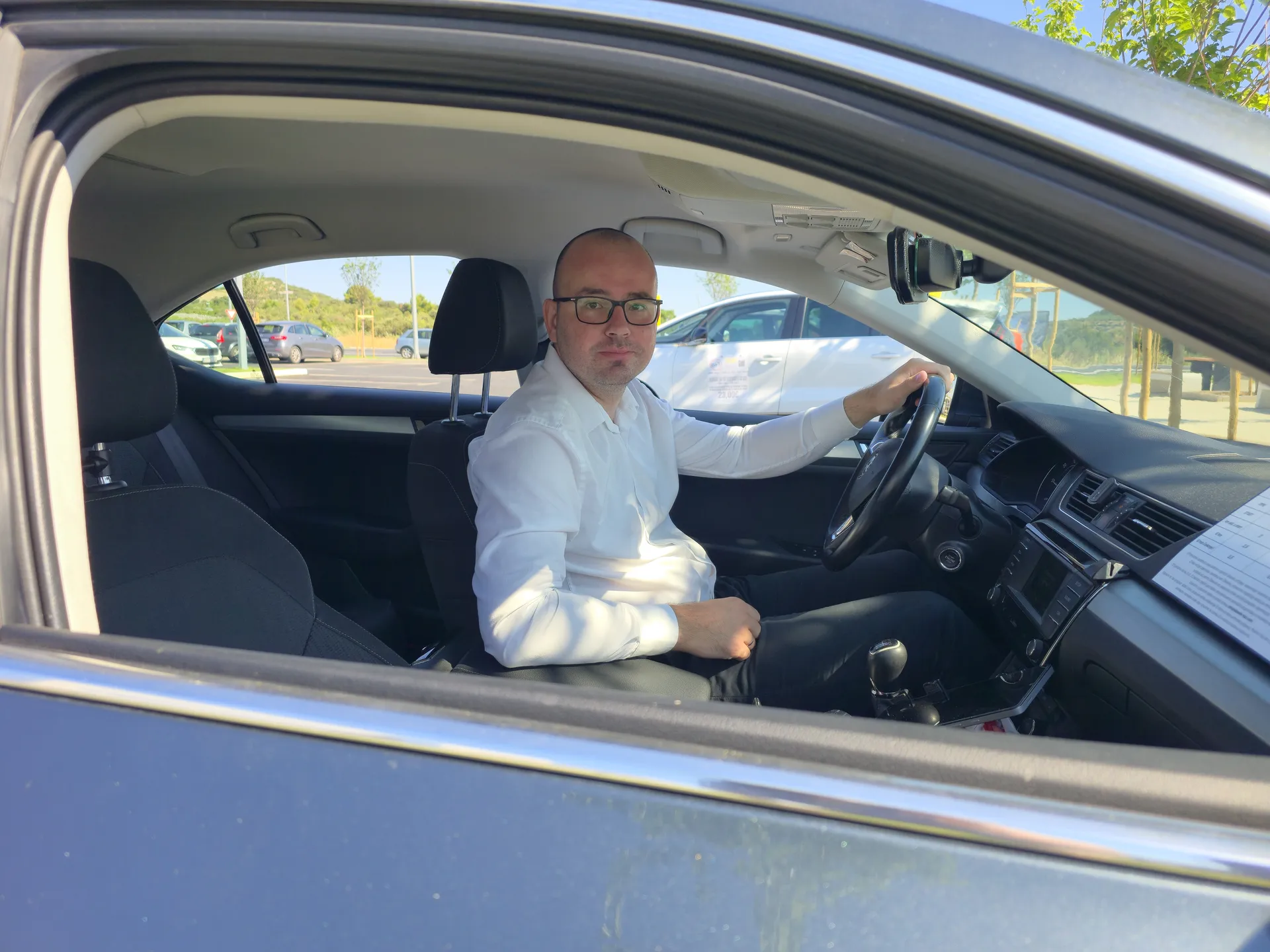 Antonio Šakić a šibeniki taxija, egy Škoda Superb volánjánál