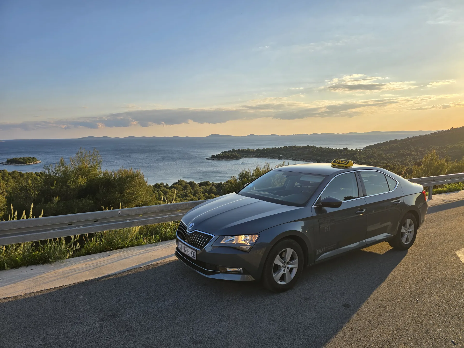 A TAXI Antonio Škoda Superbje egy dalmát parti úton Šibenik közelében napnyugtakor