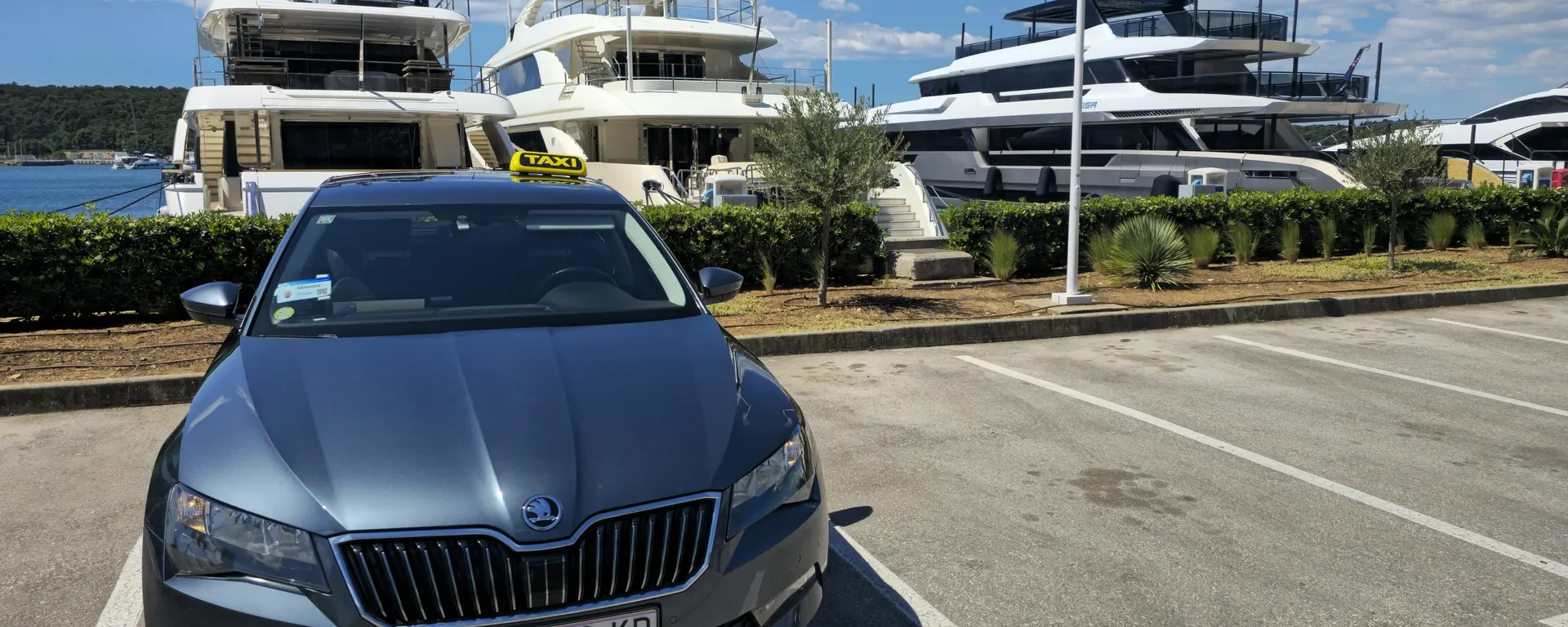 Taxi Šibenik Fahrer Antonio Šakić am Steuer seiner Škoda Superb