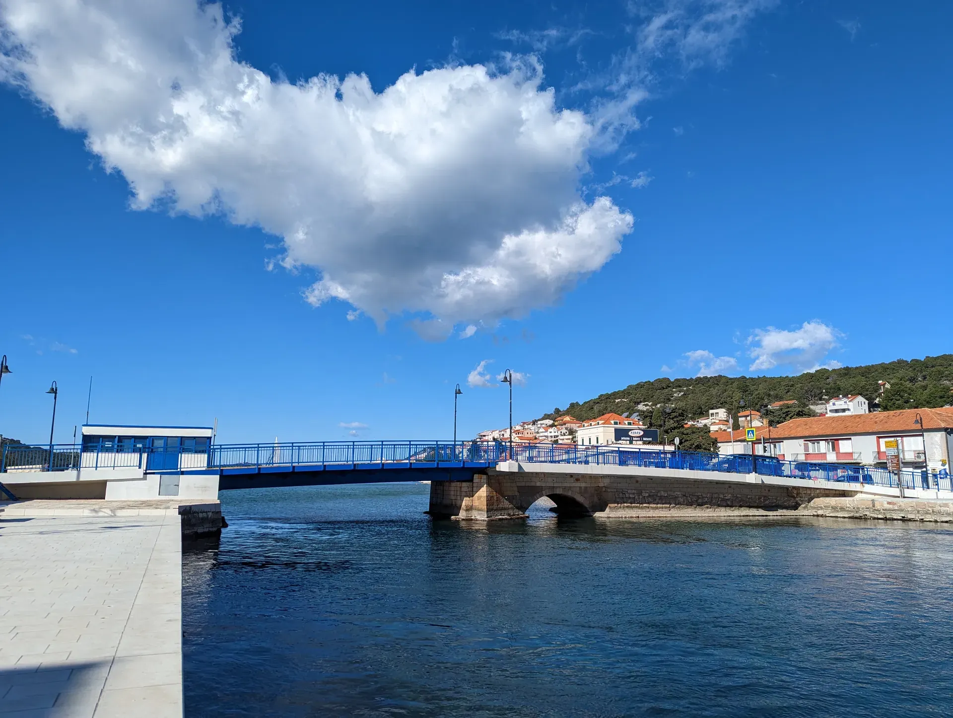Taxi Tisno to Bilice: TAXI Antonio's Škoda Superb on the Dalmatian coast