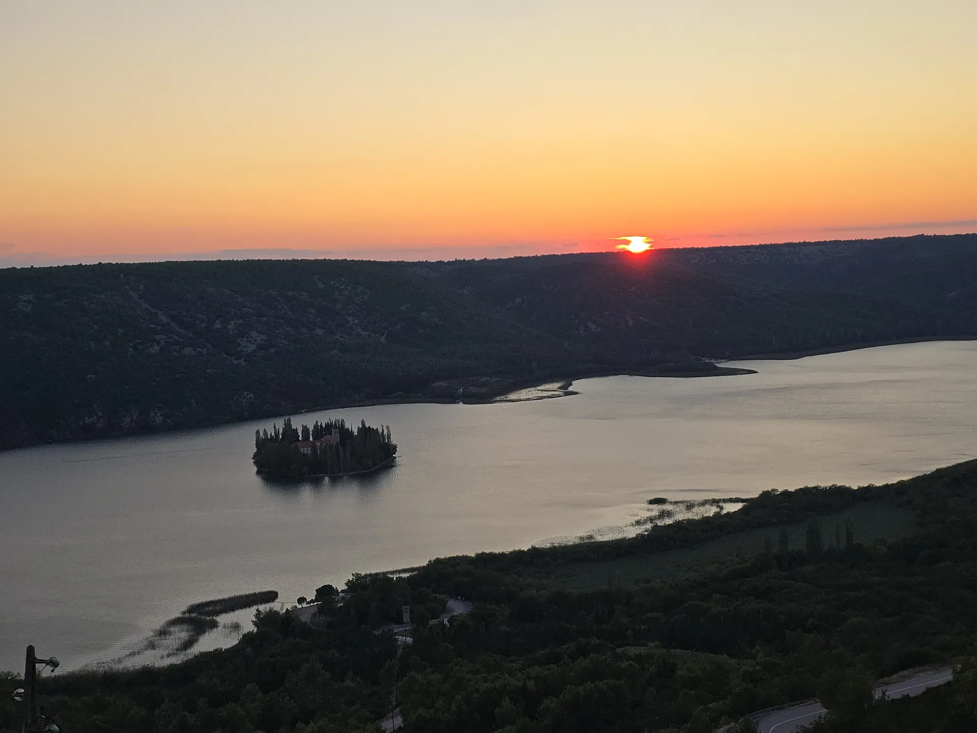 Klášter na ostrově Visovac při západu slunce v Národním parku Krka