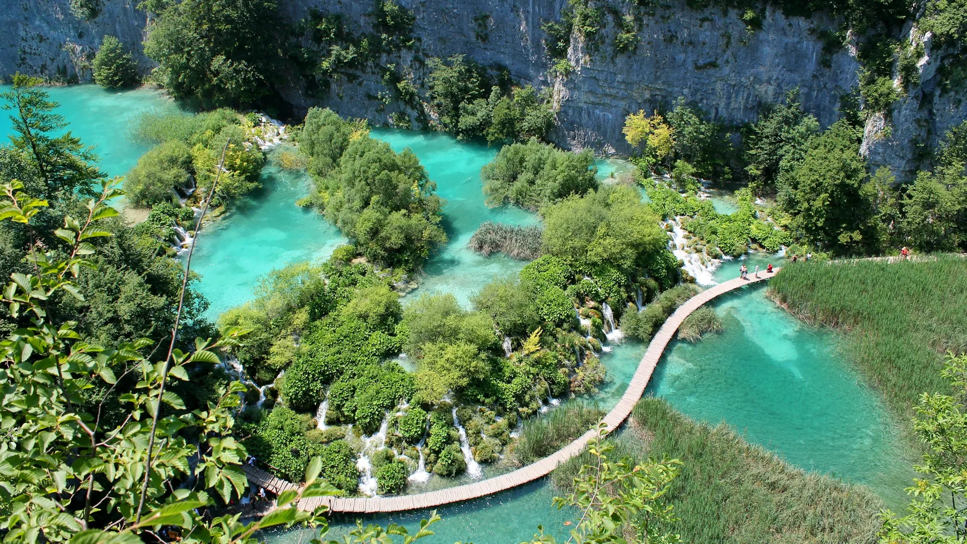 Letecký pohled na Plitvická jezera a chodníky při výletu ze Splitu