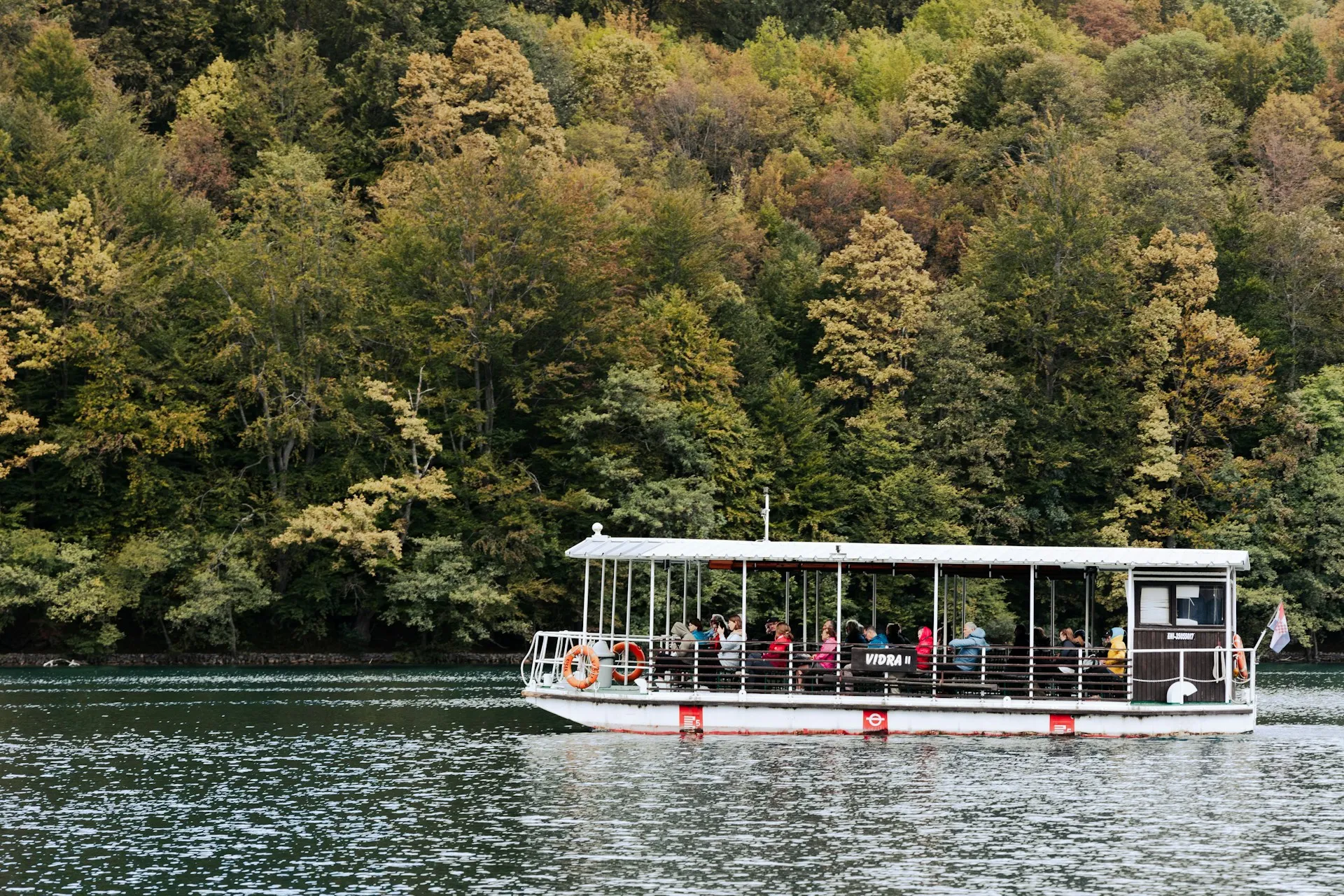 Elektrická loďka přeplouvající plitvické jezero při soukromém transferu ze Splitu