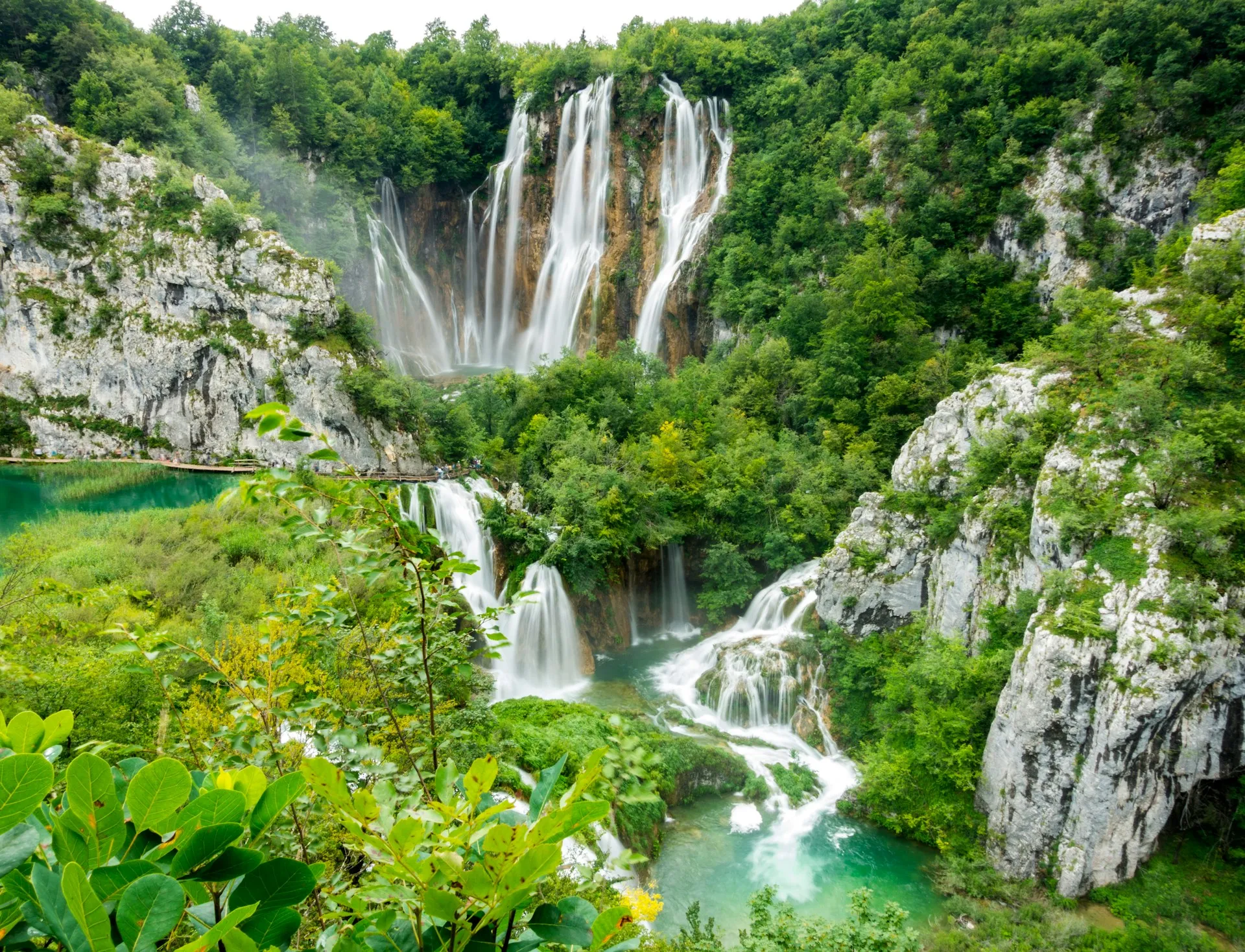 Panorama plitvických vodopádů viděné při výletu na Plitvice ze Splitu
