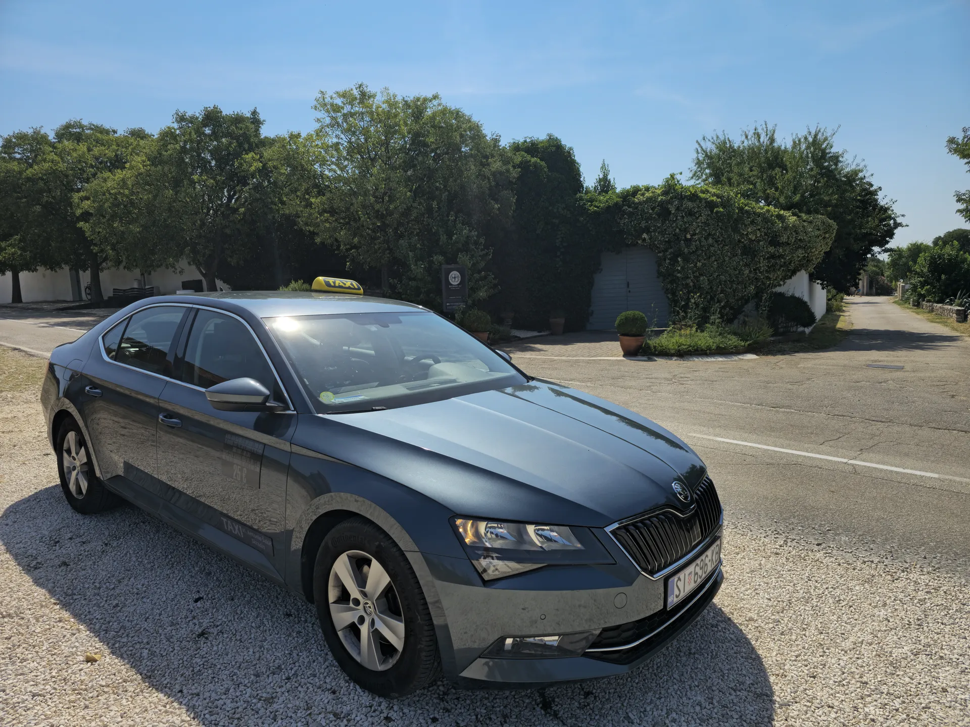 Škoda Superb TAXI Antonio pred vinarijo Bibich v Plastovem